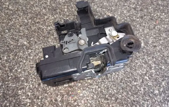 Chevrolet Captiva Front door lock