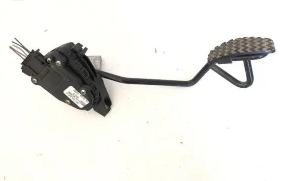 Accelerator throttle pedal