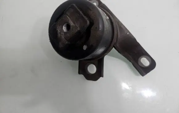 Land Rover Freelander 2 - LR2 Engine mount bracket