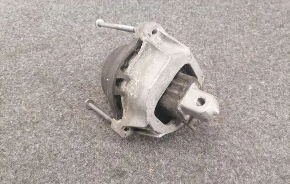 BMW 7 G11 G12 Engine mount bracket 6860478