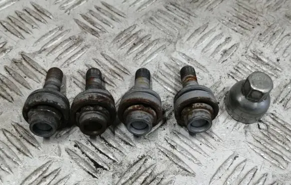 Opel Corsa F Anti-theft wheel nuts and lock 