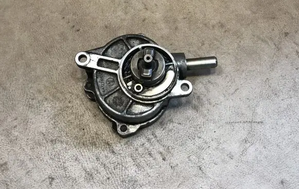 Mercedes-Benz C W203 Vacuum pump A6462300165