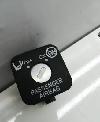 Toyota RAV 4 (XA30) Passenger airbag on/off switch 1682N79