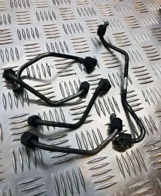 KIA Carens II Fuel injector supply line/pipe 