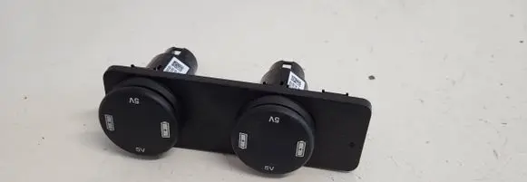 Jaguar F-Pace USB socket connector FK7219010AB 20180301 XBGT3