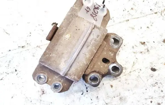 Volkswagen PASSAT B6 Engine mount bracket 3c0199555