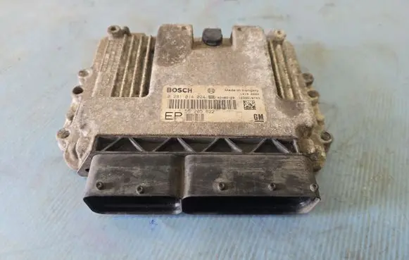 Opel Zafira B Engine control unit/module 55205622