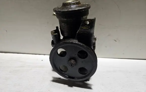 Toyota Avensis T250 Power steering pump 12120
