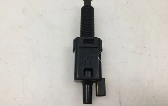 Volkswagen PASSAT B5 Brake pedal sensor switch 811907343B