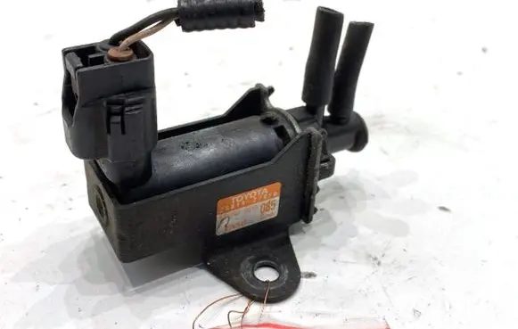 Toyota Avensis T250 Fuel pressure regulator 2581927050