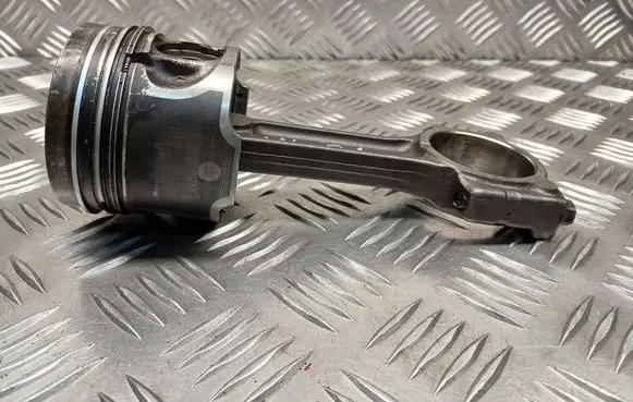 Nissan Qashqai Piston with connecting rod 7185928