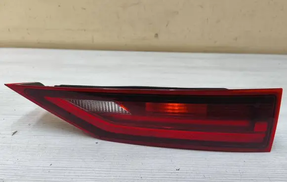 Tailgate rear/tail lights