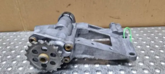 BMW 5 E60 E61 Oil pump 7792945