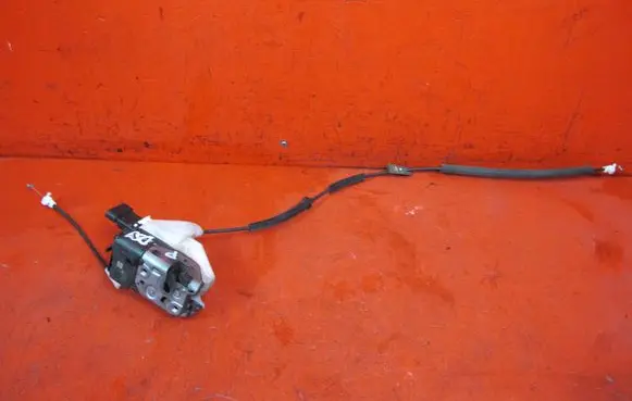 Citroen DS3 Front door lock 732312