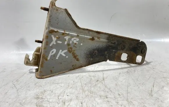 Nissan X-Trail T30 Headlight/headlamp mounting bracket