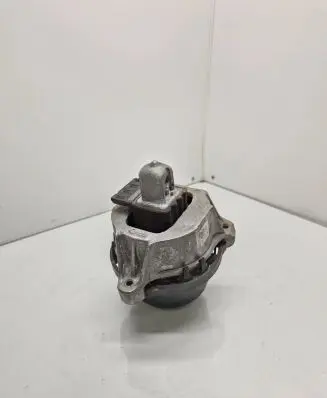BMW 8 G15 Engine mount bracket 6878247