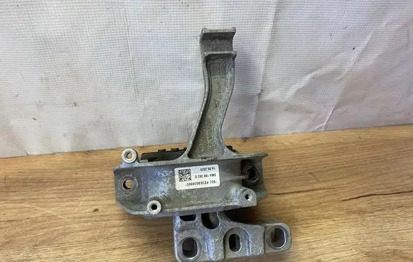 Volkswagen Tiguan Engine mount bracket 5WA199262D
