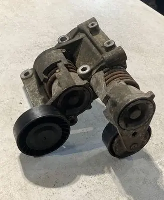 Volvo V50 Alternator belt tensioner 8692808 30711320
