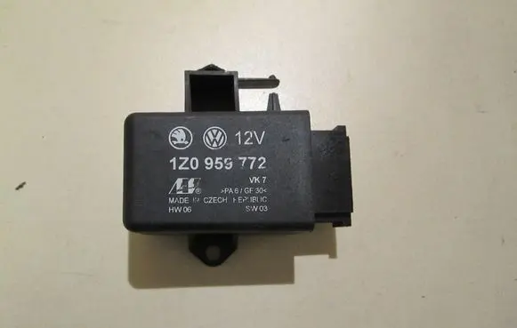 Volkswagen PASSAT B6 Seat heating relay 