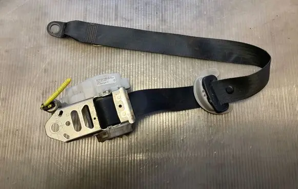 Toyota Avensis T270 Front seatbelt 7P2510P 0438056 0538056