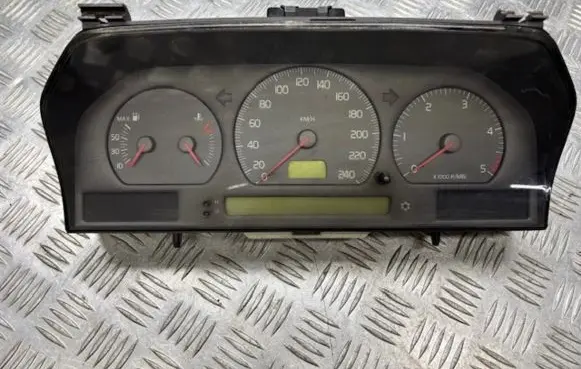 Volvo V70 Speedometer (instrument cluster) 9451530