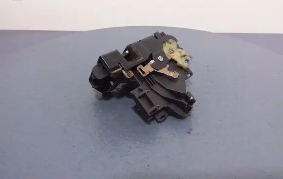 Volkswagen Caddy Front door lock 3B1837015