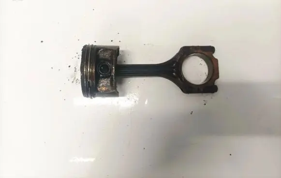 Volkswagen Golf V Piston with connecting rod