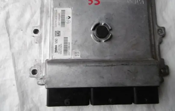 Dacia Duster Engine control unit/module 237102806R
