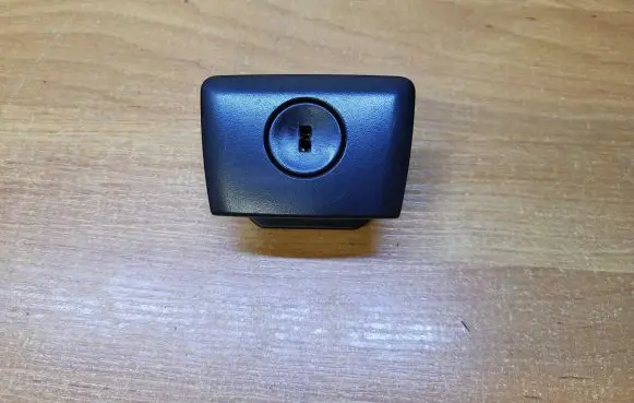 Volvo XC90 Glove box lock 