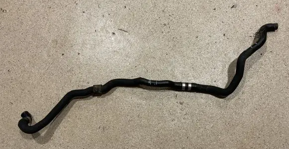 Engine coolant pipe/hose