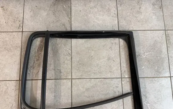 Volkswagen Amarok Rubber seal rear door window/glass 