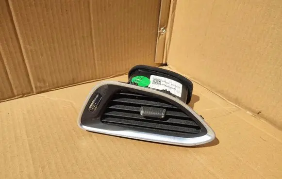 Chrysler Pacifica Dashboard side air vent grill/cover trim 6EC051X9AA 3354263 032916