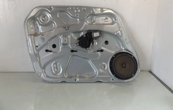 Hyundai i30 Front door window regulator motor 824502R000
