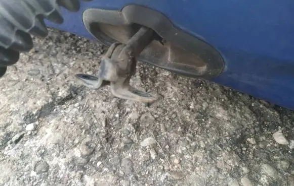 Chrysler PT Cruiser Rear door check strap stopper