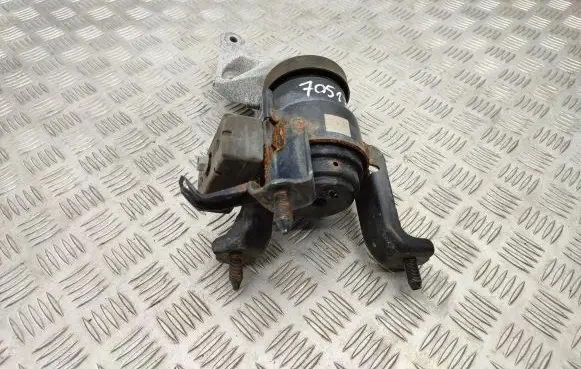 Toyota RAV 4 (XA50) Engine mount bracket