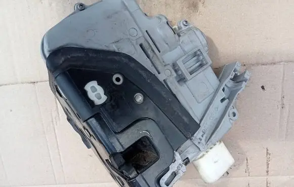 Volkswagen PASSAT B6 Front door lock 3C1837015A