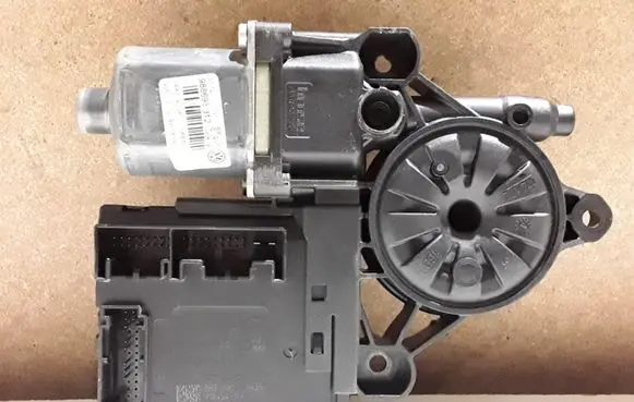 Volkswagen PASSAT B7 Front door window regulator motor 3C0959792C 3AA959702A