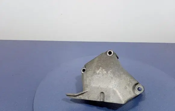 Engine mount vacuum valve