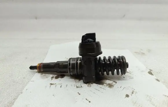 Volkswagen Golf V Fuel injector 038130073BQ