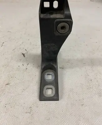 Audi Q7 4M Front bumper mounting bracket 4M0807334