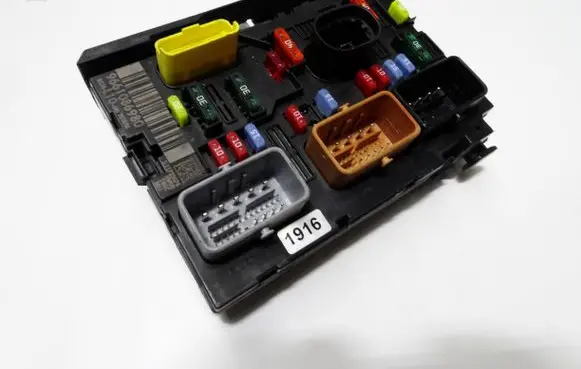 Peugeot 207 Fuse module 9661086980 S1723076