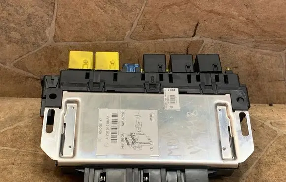 Mercedes-Benz SL R230 Fuse module A2305450832