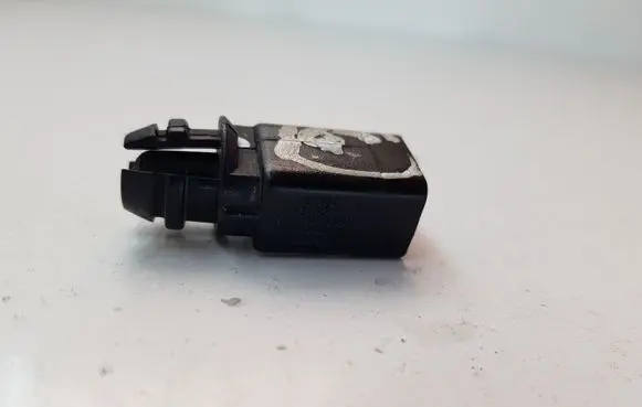 Volkswagen Golf V Outside/exterior temperature sensor 8Z0820535