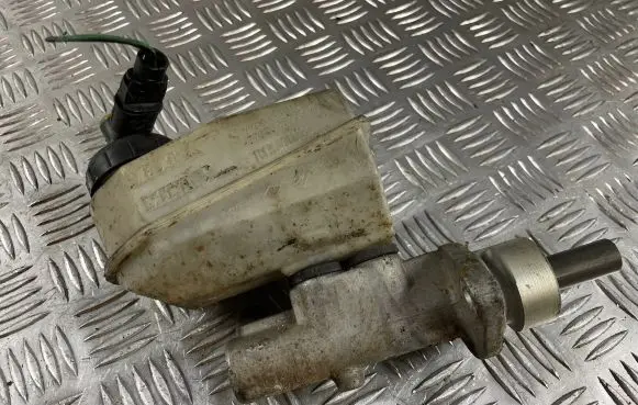 Renault Megane I Master brake cylinder 7700436913