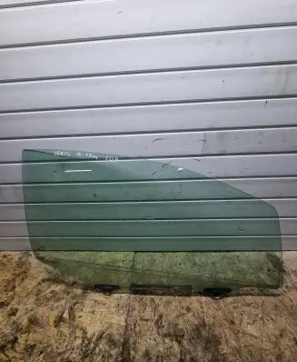 Toyota Yaris Front door window/glass (coupe) 