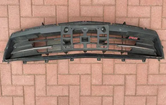 Chevrolet Camaro Front bumper upper radiator grill 23505810