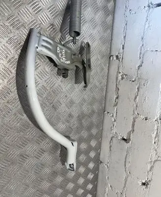 Tailgate/trunk/boot hinge