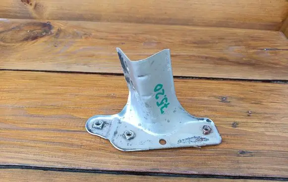 Fender mounting bracket