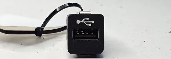 BMW 3 E90 E91 USB socket connector 9237656