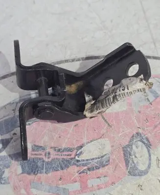 Toyota RAV 4 (XA30) Front door upper hinge 6872012151